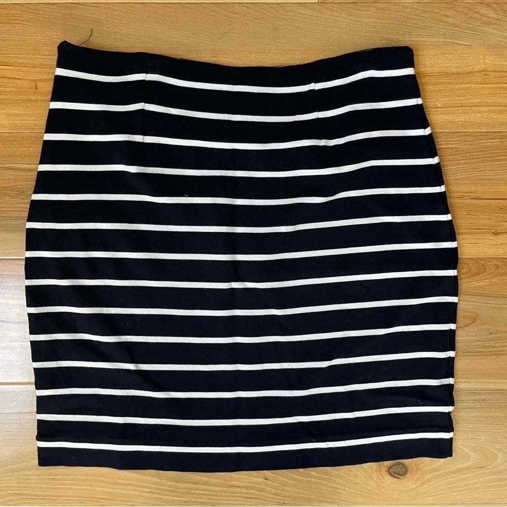Banana Republic navy and white striped skirt